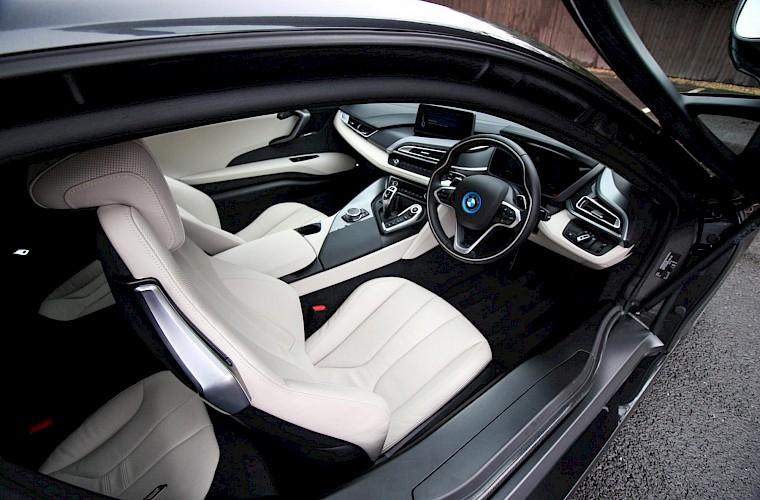 2016/16 BMW i8 Coupe 24
