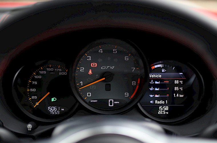 2015/65 Porsche Cayman GT4 39