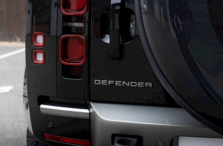 2021/21 Land Rover Defender 110 X-Dynamic SE D250 Urban 24