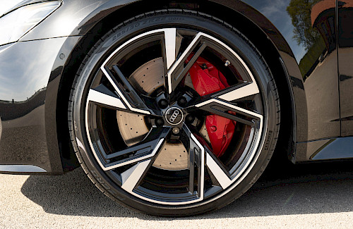 2020/70 Audi RS6 Avant Carbon Black 18...