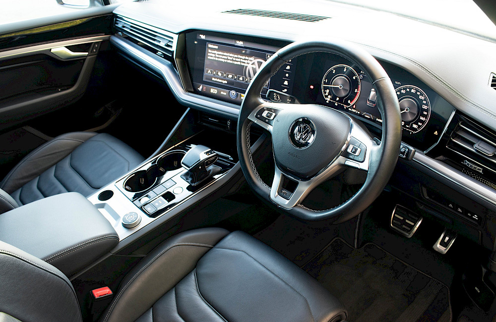 2020/70 Volkswagen Touareg V6 R-Line Tech TDI 24